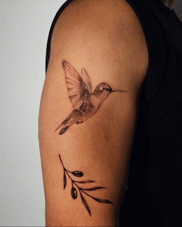 Colibrí y rama de olivo en el brazo