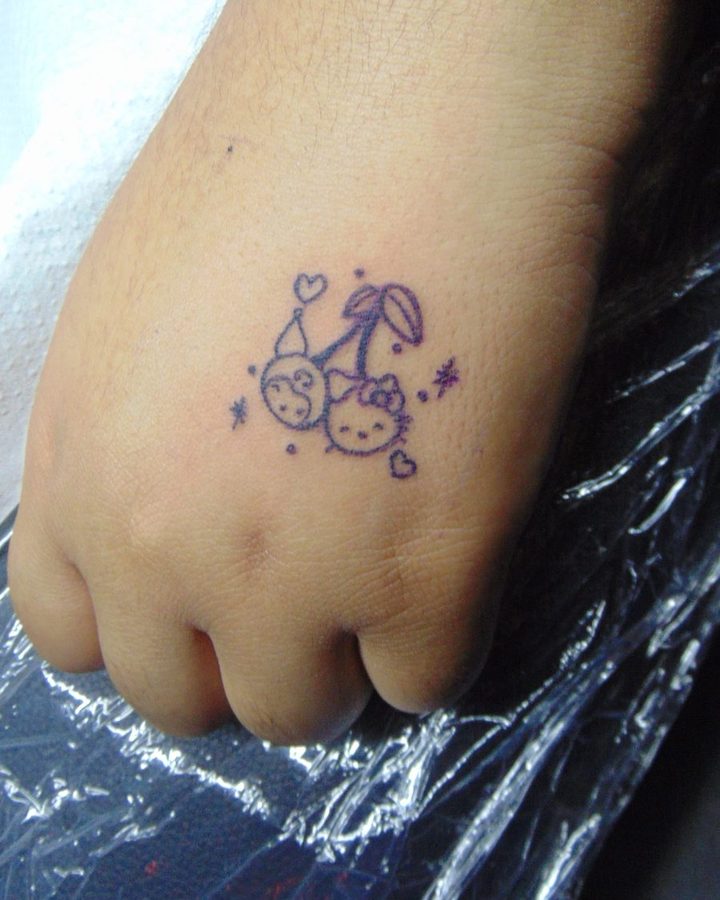 Diseño de pareja con cerezas, en la mano